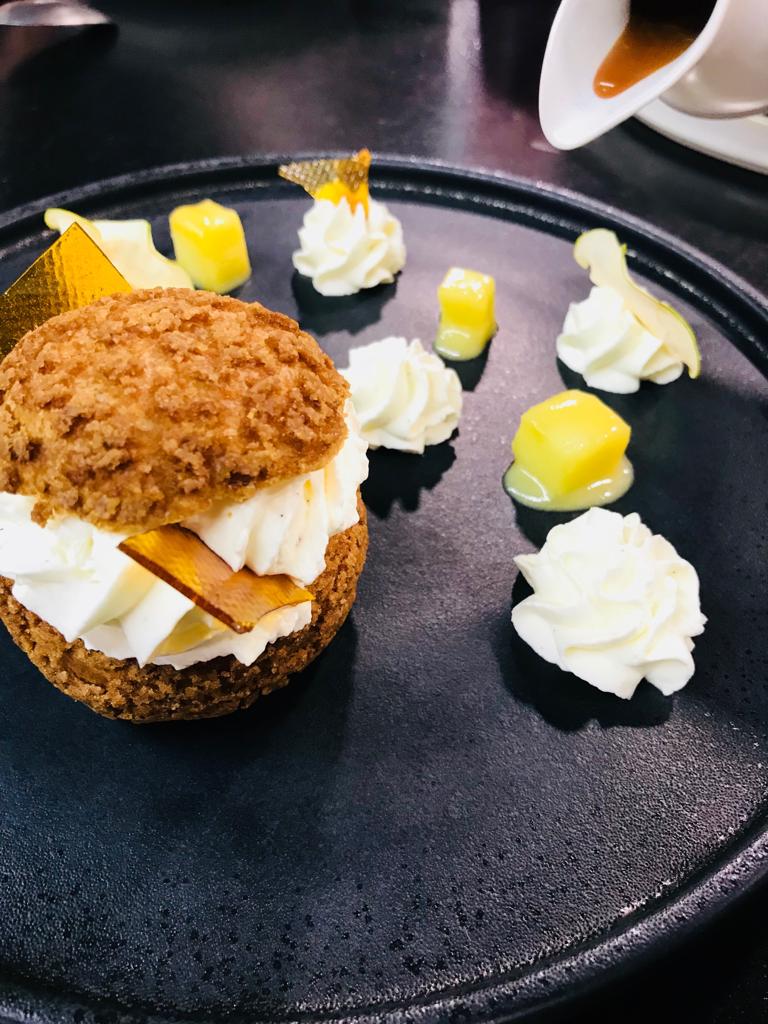 Choux aux fruits frais et caramel au beurre salée